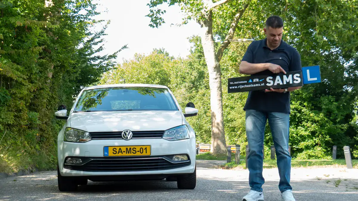 Witte VW Polo lesauto Rijschool Sams met kenteken SA-MS-01