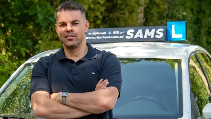 Portret van Sam, rijinstructeur Rijschool Sams